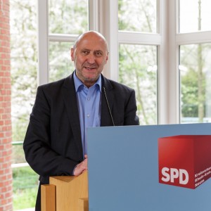 Rainer Thiel stellt des Wahlprogramm vor. Foto: Arno Jansen